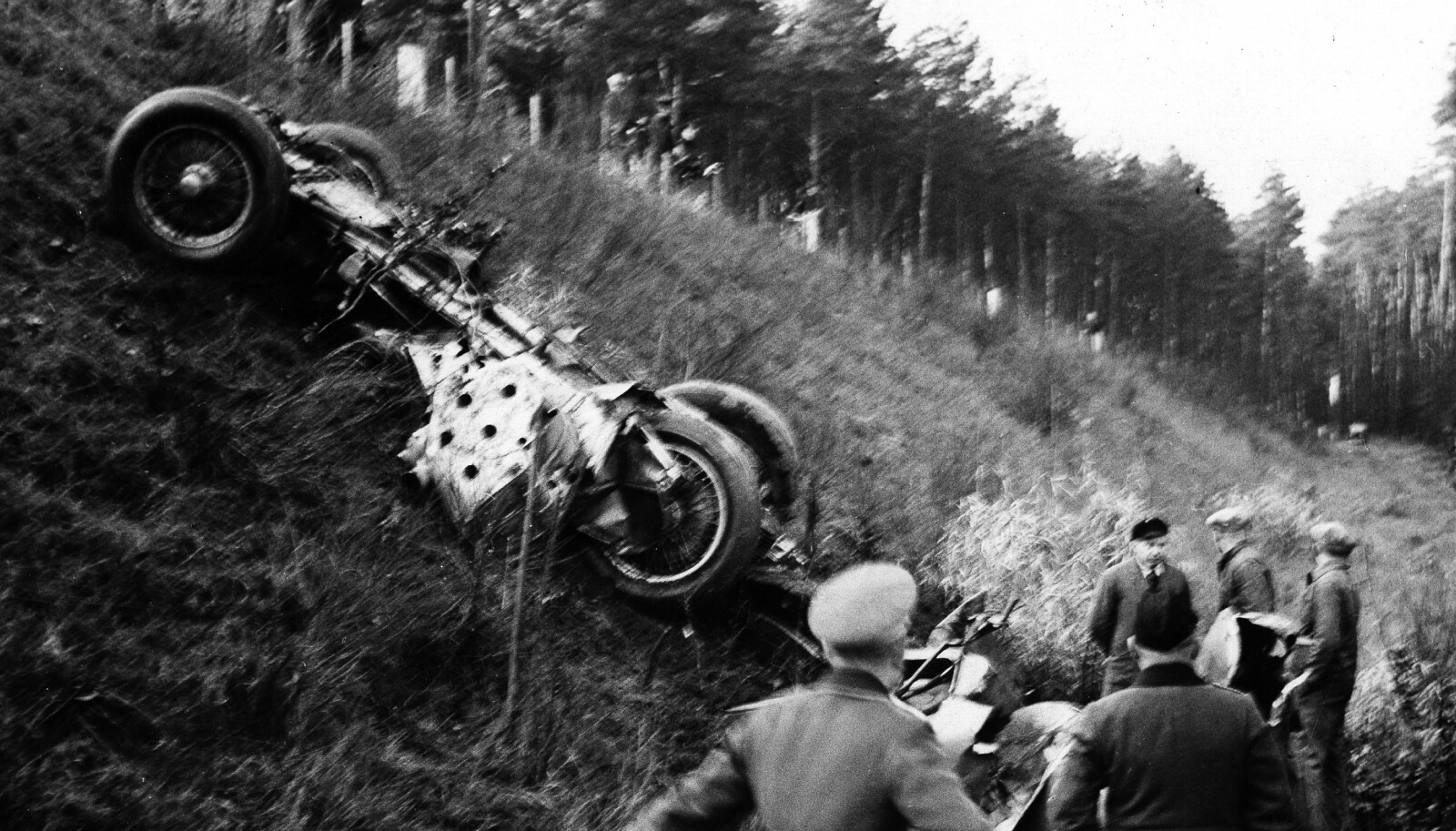 <b>DØDSBILEN:</b> Bilen som Rosemeyer kjørte ble knust til pinneved. Selv ble han funnet i skogen, 23 meter unna kanten på Autobahn. <b>DØDSBILEN:</b> Bilen som Rosemeyer kjørte ble knust til pinneved. Selv ble han funnet i skogen, 23 meter unna kanten på Autobahn.