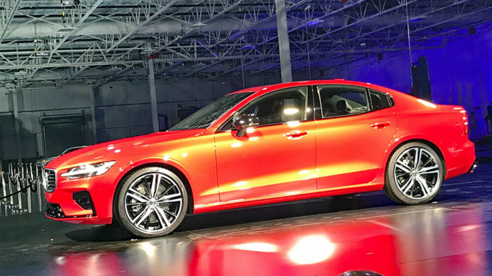 AVDUKET: Bare sekunder etter avdukingen: Slik ser nye Volvo S60 ut. AVDUKET: Bare sekunder etter avdukingen: Slik ser nye Volvo S60 ut.