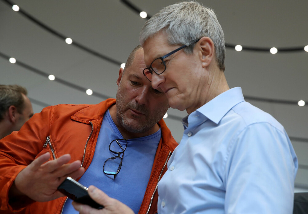 SCREEN TIME: Med iOS 12 kommer funksjonen «Screen Time» som overvåker hvor mye tid du egentlig bruker på mobilen, og hvilke apper som er de største tidstyvene. Selv applesjef Tim Cook (t.h.) ble sjokkert over hvor mye tid han bruke på mobilen. SCREEN TIME: Med iOS 12 kommer funksjonen «Screen Time» som overvåker hvor mye tid du egentlig bruker på mobilen, og hvilke apper som er de største tidstyvene. Selv applesjef Tim Cook (t.h.) ble sjokkert over hvor mye tid han bruke på mobilen.