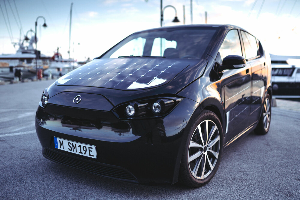 SONO SION: Den tyske bilprodusenten Sono Motors har utviklet elbilen Sion, som i tillegg til et batteri på mellom 35 og 45 kWh er bilen dekket av 330 solpaneler som skal gi om lag 30 km med ekstra rekkevidde per dag - det holder til manges daglige småkjøring. Elbilen kan leveres i Norge og skal være på veien i 2019. SONO SION: Den tyske bilprodusenten Sono Motors har utviklet elbilen Sion, som i tillegg til et batteri på mellom 35 og 45 kWh er bilen dekket av 330 solpaneler som skal gi om lag 30 km med ekstra rekkevidde per dag - det holder til manges daglige småkjøring. Elbilen kan leveres i Norge og skal være på veien i 2019.