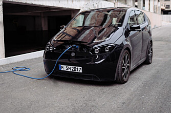 LADING: Elbilen Sono Sion kan lades med en vanlig stikkontakt så vel som hurtiglades med en 50 kW lader. I tillegg sørger solpaneler over hele bilen for å gi ytterligere med energi. LADING: Elbilen Sono Sion kan lades med en vanlig stikkontakt så vel som hurtiglades med en 50 kW lader. I tillegg sørger solpaneler over hele bilen for å gi ytterligere med energi.