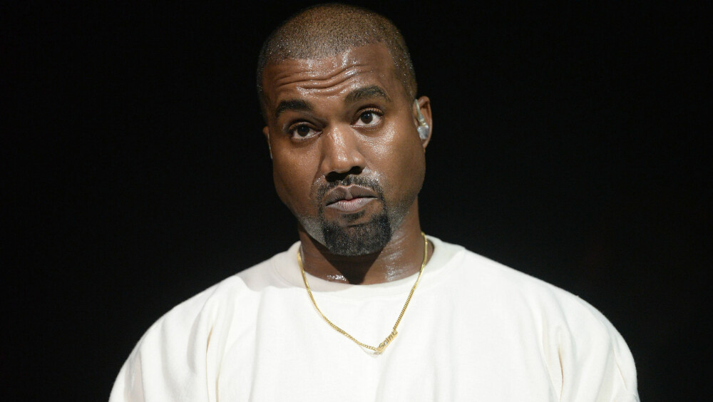 FRISKE BILDER: I et stunt for å promotere klesserien Yeezy har rapper og provokatør Kanye West publisert en rekke bilder av nakne menn og kvinner kun iført et par joggesko. Vi får håpe han husket å informere kona om pornostjernen og Kim Kardashian-dobbeltgjengeren Lela Star ... FRISKE BILDER: I et stunt for å promotere klesserien Yeezy har rapper og provokatør Kanye West publisert en rekke bilder av nakne menn og kvinner kun iført et par joggesko. Vi får håpe han husket å informere kona om pornostjernen og Kim Kardashian-dobbeltgjengeren Lela Star ...