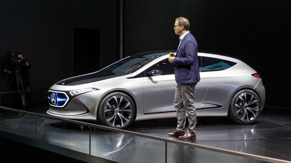NORGESFAVORITT? Mercedes har avduket den kompakte elbilen Mercedes EQA. En potent råtass med firehjulstrekk og nærmere 270 hestekrefter. Mercedes har investert om lag fem milliarder i produksjonen av bilen, som sies å starte opp rett etter at EQC er på veien i 2019. NORGESFAVORITT? Mercedes har avduket den kompakte elbilen Mercedes EQA. En potent råtass med firehjulstrekk og nærmere 270 hestekrefter. Mercedes har investert om lag fem milliarder i produksjonen av bilen, som sies å starte opp rett etter at EQC er på veien i 2019.