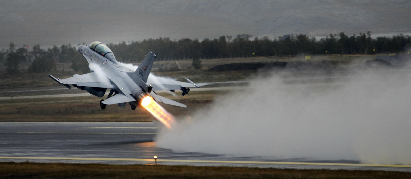 <b>FLYDRAMA: </b>En toseters F-16B, tilsvarende flyet som havarerte i 1985, tar av fra Banak under øvelse Nordavind. <b>FLYDRAMA: </b>En toseters F-16B, tilsvarende flyet som havarerte i 1985, tar av fra Banak under øvelse Nordavind.