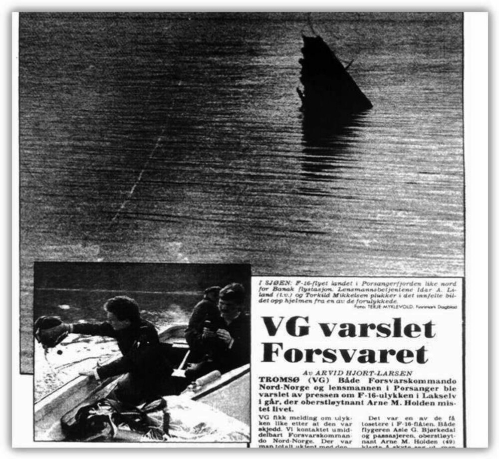 <b>HAVARISTEDET: </b>Lensmannsbetjenter fisker hjelmen til Bjørkedal opp av vannet blant flyets vrakdeler. <b>HAVARISTEDET: </b>Lensmannsbetjenter fisker hjelmen til Bjørkedal opp av vannet blant flyets vrakdeler.