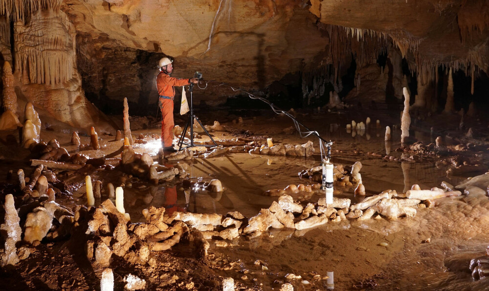 ENESTÅENDE: Ringformasjonene i Bruniquel-hulen er enestående. Vår kunnskap om tidlig neandertalere er nærmest ikke-eksisterende, og det er ikke funnet liknende strukturer noe annet sted på jorden. Selv ikke mer moderne samfunn som levde 100.000 år senere er kjente for å bygge strukturer inne i huler. ENESTÅENDE: Ringformasjonene i Bruniquel-hulen er enestående. Vår kunnskap om tidlig neandertalere er nærmest ikke-eksisterende, og det er ikke funnet liknende strukturer noe annet sted på jorden. Selv ikke mer moderne samfunn som levde 100.000 år senere er kjente for å bygge strukturer inne i huler.