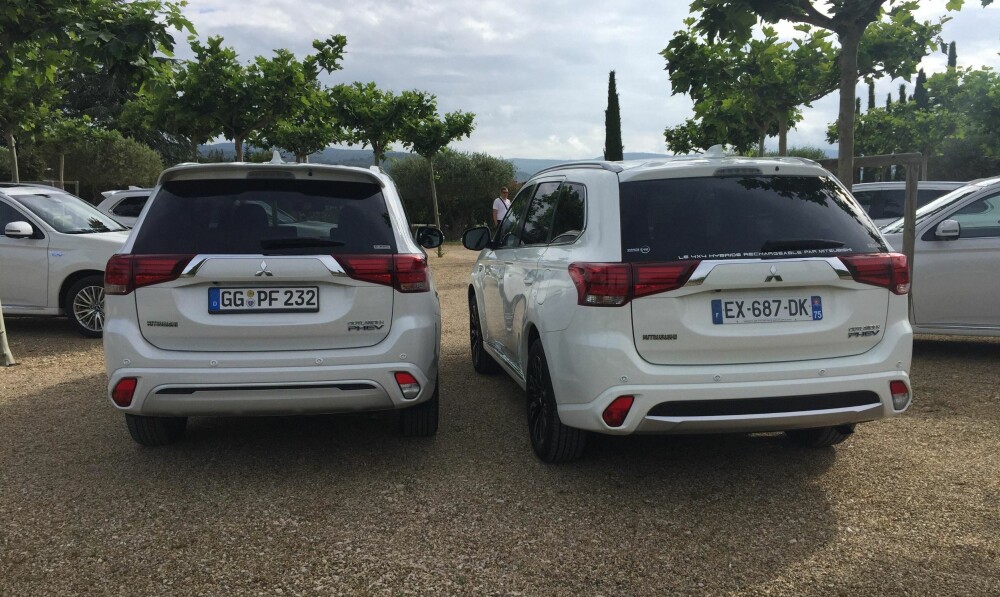 ØRSMÅ ENDRINGER: Den nye versjonen av Outlander PHEV står til venstre. ØRSMÅ ENDRINGER: Den nye versjonen av Outlander PHEV står til venstre.