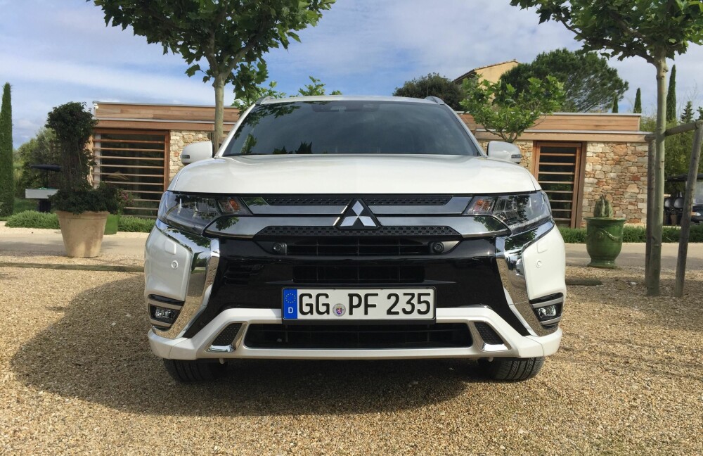 OUTLANDER: Dette er den nye versjonen. Endringene foran er små, men Outlander har fått fornyet frontgrill, støtfanger og lyssystem (Bi-LED). OUTLANDER: Dette er den nye versjonen. Endringene foran er små, men Outlander har fått fornyet frontgrill, støtfanger og lyssystem (Bi-LED).