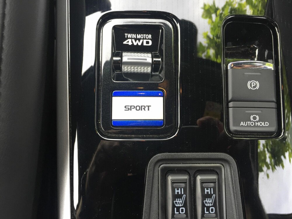BEGRENSET EFFEKT: Nye Outlander PHEV har egen knapp for sportsinnstilling, men forskjellen fra normalinnstillingen er ikke veldig stor. BEGRENSET EFFEKT: Nye Outlander PHEV har egen knapp for sportsinnstilling, men forskjellen fra normalinnstillingen er ikke veldig stor.