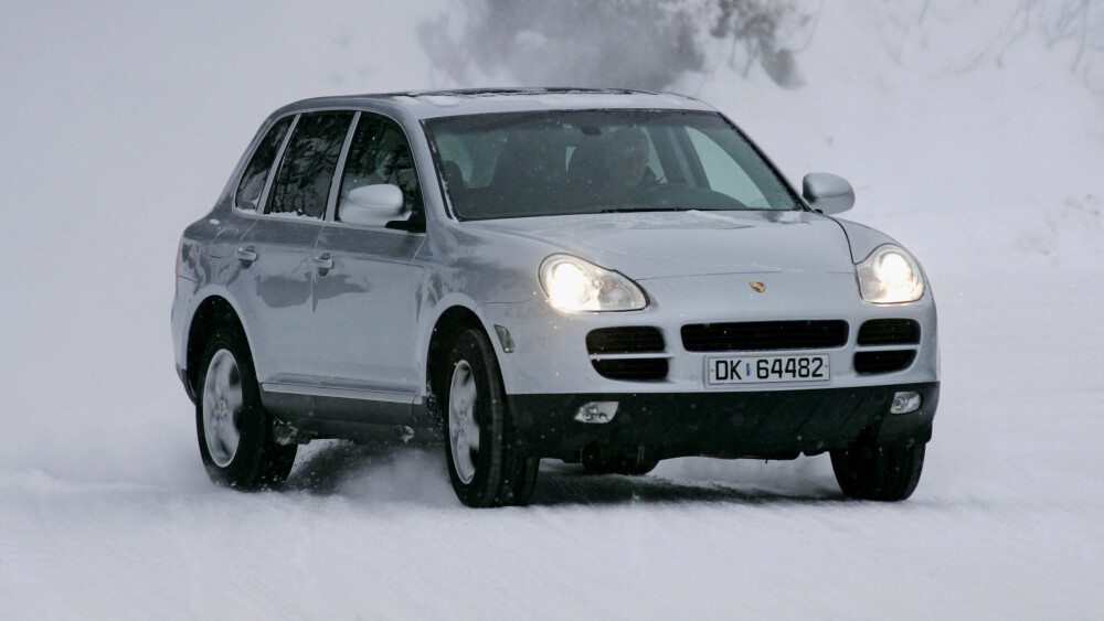 2003: Porsche Cayenne debuterer mot slutten av 2002. De viktigste versjonene er Cayenne S med V8 uten turbo og 340 hk, samt Cayenne Turbo med 450 hk. I tillegg Turbo S og 3,2 VR6 (521 og 250 hk). 2003: Porsche Cayenne debuterer mot slutten av 2002. De viktigste versjonene er Cayenne S med V8 uten turbo og 340 hk, samt Cayenne Turbo med 450 hk. I tillegg Turbo S og 3,2 VR6 (521 og 250 hk).