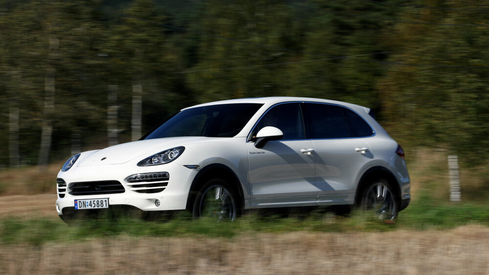 I starten var motorpaletten omtrent som på forgjengeren, men bilen kom også som Cayenne S Hybrid med 3,0-liters kompressormatet V6 på 333 hk og elmotor på 34 kW. Dieselmodellen kom i versjoner med 211 og 245 hk. I 2012 kom Cayenne S Diesel med V8-motor på 4134 cm³ og 382 hk. I starten var motorpaletten omtrent som på forgjengeren, men bilen kom også som Cayenne S Hybrid med 3,0-liters kompressormatet V6 på 333 hk og elmotor på 34 kW. Dieselmodellen kom i versjoner med 211 og 245 hk. I 2012 kom Cayenne S Diesel med V8-motor på 4134 cm³ og 382 hk.