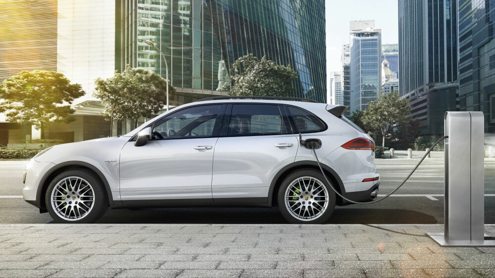 2014: Facelift for 2. generasjon Cayenne. Viktige endringer på motorsiden: Cayenne S får 3,6-liters V6 biturbo med 420 hk, ladbar hybrid Cayenne S-E Hybrid med systemeffekt på 416 hk. Turbo og Turbo S med 520 og 570 hk 2014: Facelift for 2. generasjon Cayenne. Viktige endringer på motorsiden: Cayenne S får 3,6-liters V6 biturbo med 420 hk, ladbar hybrid Cayenne S-E Hybrid med systemeffekt på 416 hk. Turbo og Turbo S med 520 og 570 hk