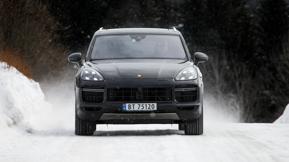 2017: 3. generasjon Cayenne debuterer på høsten, med siste nytt i Porsche-teknikk, og interiørdesign. Fra start som Cayenne med 3,0-liters V6 turbo på 340 hk og Cayenne S med 2,9-liters V6 biturbo på 440 hk, samt Cayenne Turbo med 4,0-liters V8 og 550 hk. 2017: 3. generasjon Cayenne debuterer på høsten, med siste nytt i Porsche-teknikk, og interiørdesign. Fra start som Cayenne med 3,0-liters V6 turbo på 340 hk og Cayenne S med 2,9-liters V6 biturbo på 440 hk, samt Cayenne Turbo med 4,0-liters V8 og 550 hk.