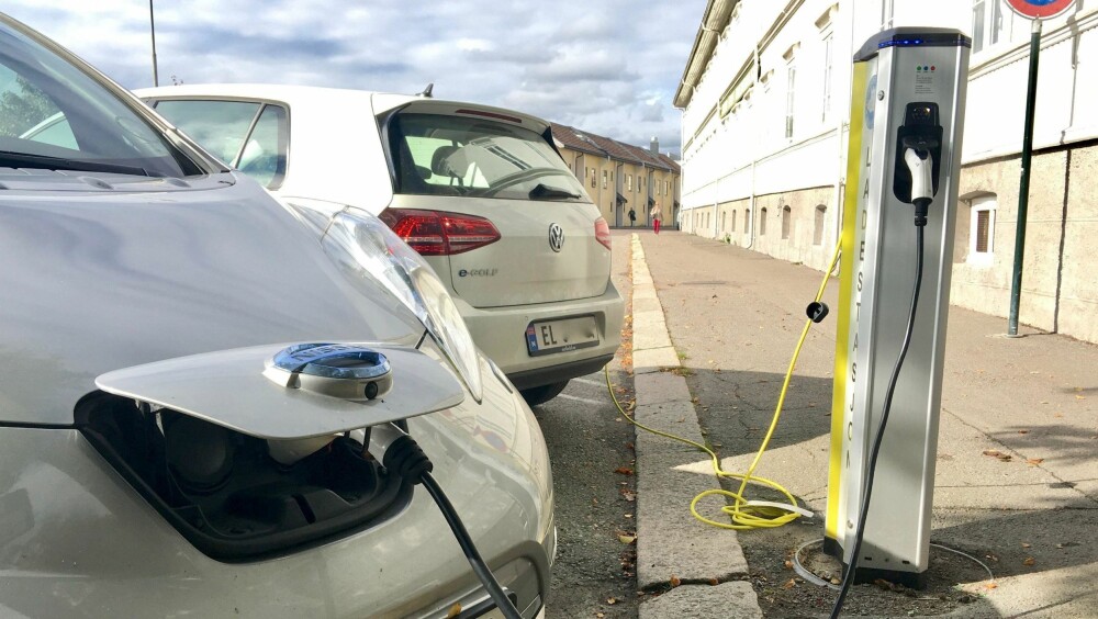 Bedre tilgang på lading vil åpne for at flere kan skaffe seg elbil, slik politikerne ønsker. Bedre tilgang på lading vil åpne for at flere kan skaffe seg elbil, slik politikerne ønsker.