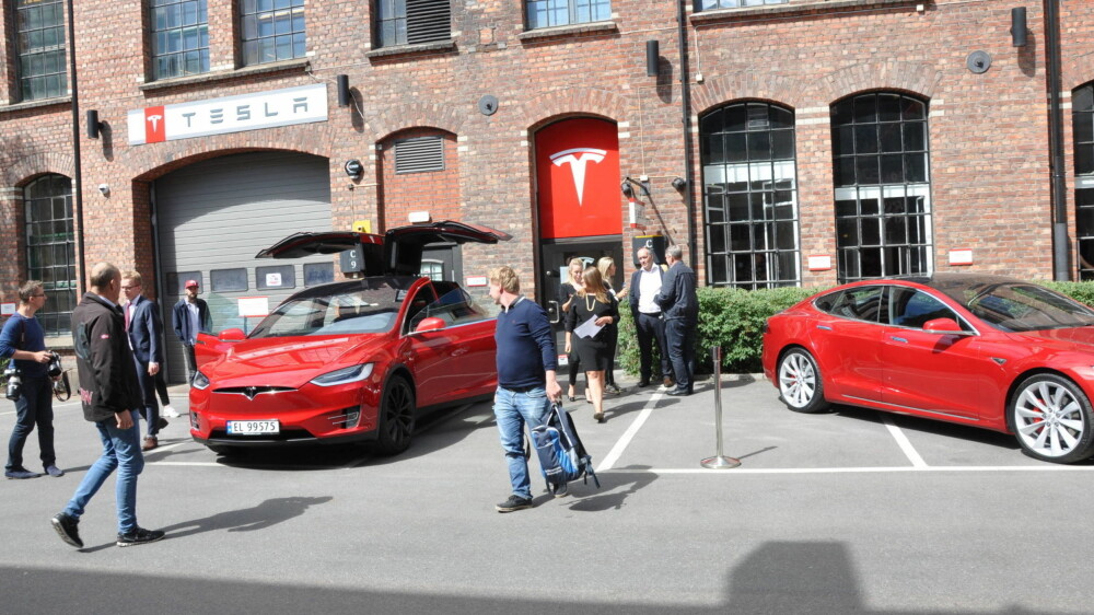 ØKTE SALGET MED 94%: Tesla har nok å gjøre – selv om de ikke har fått på plass volummodellen, Model 3, enda. Faktisk har man økt salget i Norge med hele 94 prosent, sammenlignet med samme periode i fjor. ØKTE SALGET MED 94%: Tesla har nok å gjøre – selv om de ikke har fått på plass volummodellen, Model 3, enda. Faktisk har man økt salget i Norge med hele 94 prosent, sammenlignet med samme periode i fjor.