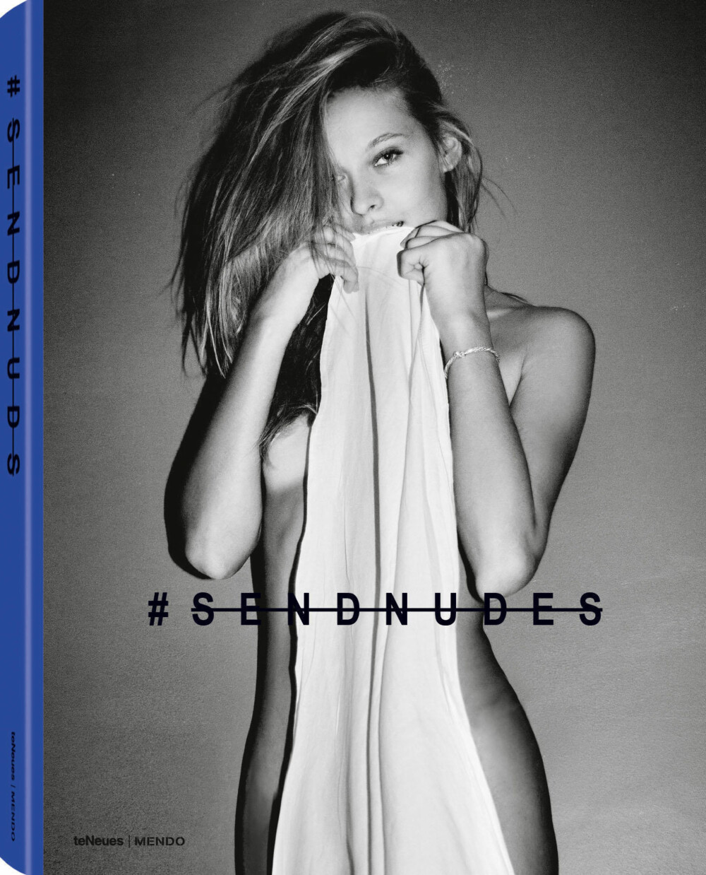 Fotoboken #SendNudes utgis av forlaget teNeues og er satt sammen av den kvinnelige regissøren Iman Whitfield. Det er ikke Whitfield som er fotografert på coveret av boken. Fotoboken #SendNudes utgis av forlaget teNeues og er satt sammen av den kvinnelige regissøren Iman Whitfield. Det er ikke Whitfield som er fotografert på coveret av boken.