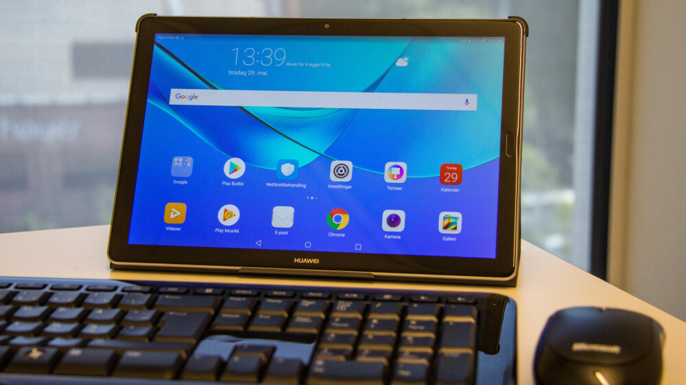 HUAWEI MEDIAPAD M5: Huaweis nye nettbrett er både billig og bra. Rosinen i pølsa er nettbrettet kan kjøres i «skrivebordsmodus» som gjør at du kan bruke nettbrettet som en PC med ekstern mus og tastatur. HUAWEI MEDIAPAD M5: Huaweis nye nettbrett er både billig og bra. Rosinen i pølsa er nettbrettet kan kjøres i «skrivebordsmodus» som gjør at du kan bruke nettbrettet som en PC med ekstern mus og tastatur.