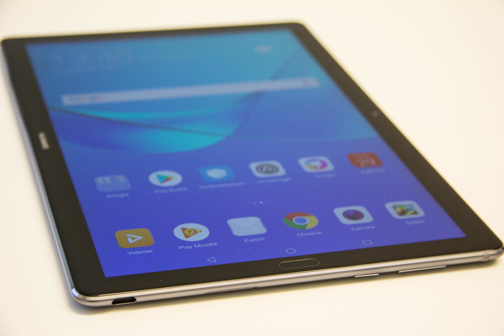 STOR SKJERM: Med Huawei MediaPad M5 får du en god 10,8 tommers skjerm. Det er litt større skjerm enn minste iPad Pro som har en 10,5 tommers skjerm. STOR SKJERM: Med Huawei MediaPad M5 får du en god 10,8 tommers skjerm. Det er litt større skjerm enn minste iPad Pro som har en 10,5 tommers skjerm.