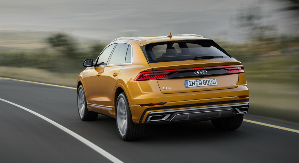 AUDI Q8: Sammenlignet med Q7 er den coupe-lignende taklinjen til Q8 tydelig, men ikke så markant som plattform-broder Lamborghini Urus. AUDI Q8: Sammenlignet med Q7 er den coupe-lignende taklinjen til Q8 tydelig, men ikke så markant som plattform-broder Lamborghini Urus.