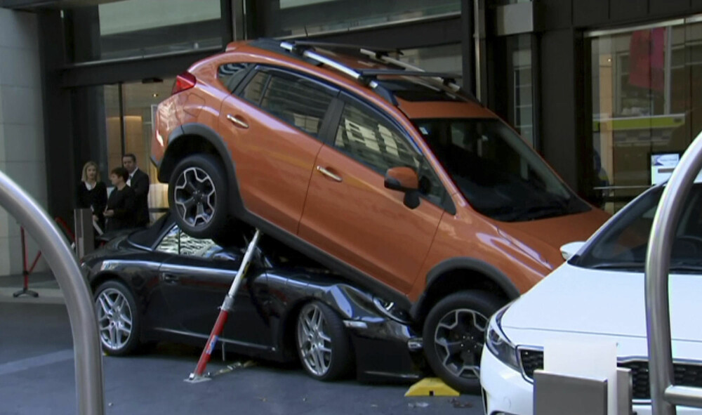 Nei, denne parkeringen gikk ikke etter planen! BIlen fikk store skader og sjåføren måtte reddes ut. Nei, denne parkeringen gikk ikke etter planen! BIlen fikk store skader og sjåføren måtte reddes ut.