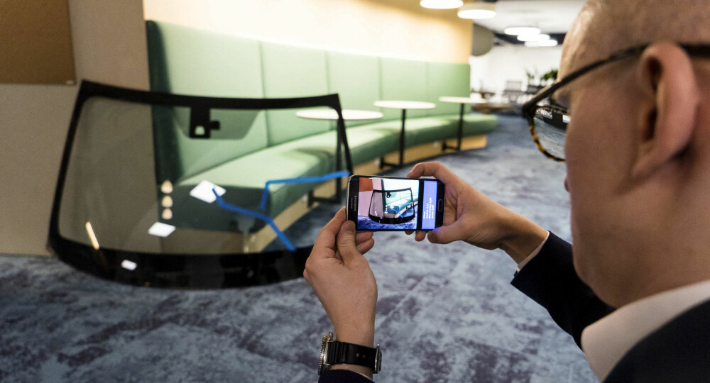 KUNSTIG INTELLIGENT TAKSERER: Roboten Tellef Taksthjelper studerer bilder og dokumentasjon av skader på frontruter, og skal bidra til at alle innmeldte glass-skader blir riktig behandlet. Her demonstreres teknologien med en app. KUNSTIG INTELLIGENT TAKSERER: Roboten Tellef Taksthjelper studerer bilder og dokumentasjon av skader på frontruter, og skal bidra til at alle innmeldte glass-skader blir riktig behandlet. Her demonstreres teknologien med en app.
