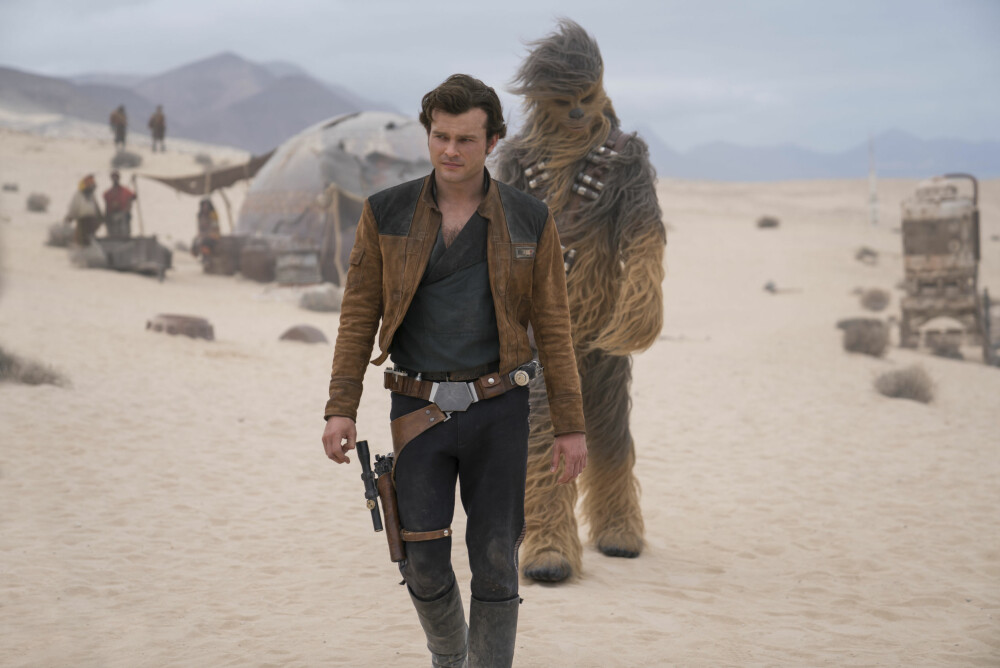 FLOPPER: Alden Ehrenreich spiller Han Solo i «Solo: A Star Wars Story». Det ser ikke ut til å trekke folk til kinoen. Bak ser man finske Joonas Suotamo i rollen som Chewbacca. FLOPPER: Alden Ehrenreich spiller Han Solo i «Solo: A Star Wars Story». Det ser ikke ut til å trekke folk til kinoen. Bak ser man finske Joonas Suotamo i rollen som Chewbacca.