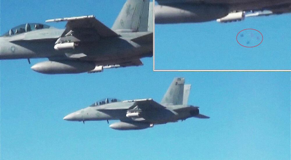 SLIPPER SVERMEN: Små droner (innringet) folder ut vingene etter at de er sluppet fra jagerflyene, og danner en sverm med svært tilpasningsdyktige våpen. SLIPPER SVERMEN: Små droner (innringet) folder ut vingene etter at de er sluppet fra jagerflyene, og danner en sverm med svært tilpasningsdyktige våpen.