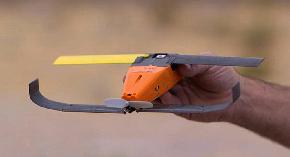 KNØTTSMÅ: Det er denne typen mikrodroner det amerikanske forsvaret tester ut sverm-teknologien med. Dronene veier 290 gram og har et vingespenn på 30 cm. KNØTTSMÅ: Det er denne typen mikrodroner det amerikanske forsvaret tester ut sverm-teknologien med. Dronene veier 290 gram og har et vingespenn på 30 cm.