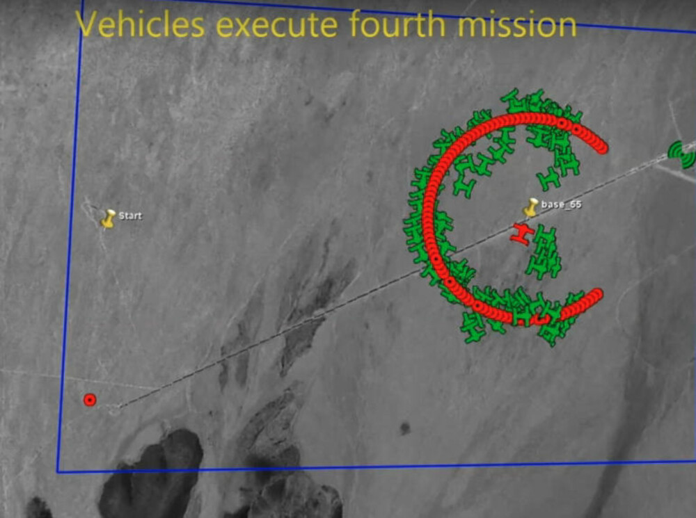 SVERM: Satellittbildet viser hvordan de små dronene svermer rundt målet. SVERM: Satellittbildet viser hvordan de små dronene svermer rundt målet.
