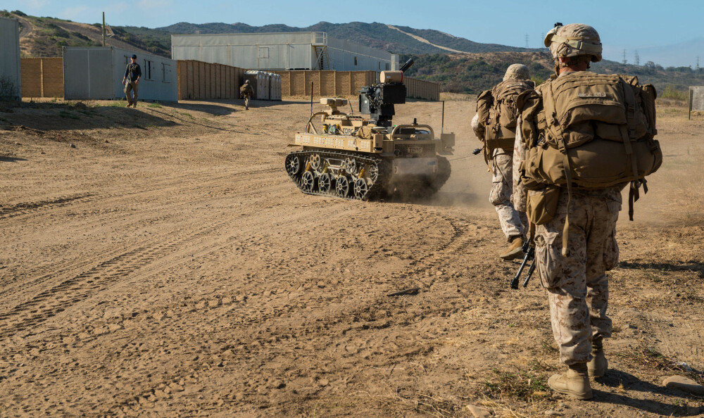 FØRST: Det amerikanske marineinfanteriet ønsker at patruljene deres har en robot som går først rundt hjørner og inn dører. Tidligere var ubemannede systemer forbeholdt militær forskning. FØRST: Det amerikanske marineinfanteriet ønsker at patruljene deres har en robot som går først rundt hjørner og inn dører. Tidligere var ubemannede systemer forbeholdt militær forskning.