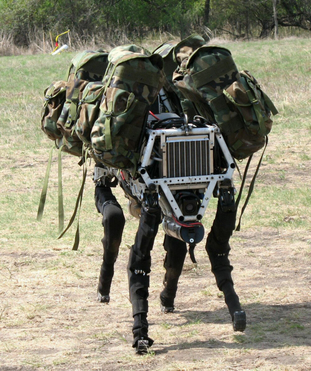 PAKKHUND: Roboten Spot fra Boston Dynamics kan bære oppakningen til et helt lag av marineinfanterister. PAKKHUND: Roboten Spot fra Boston Dynamics kan bære oppakningen til et helt lag av marineinfanterister.