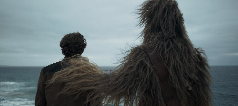 GODE KOMPISER: Alden Ehrenreich spiller unge Han Solo. I drakten til den legendariske karakteren Chewbacca, finner vi den tidligere basketballspilleren, Joonas Suotamo. GODE KOMPISER: Alden Ehrenreich spiller unge Han Solo. I drakten til den legendariske karakteren Chewbacca, finner vi den tidligere basketballspilleren, Joonas Suotamo.