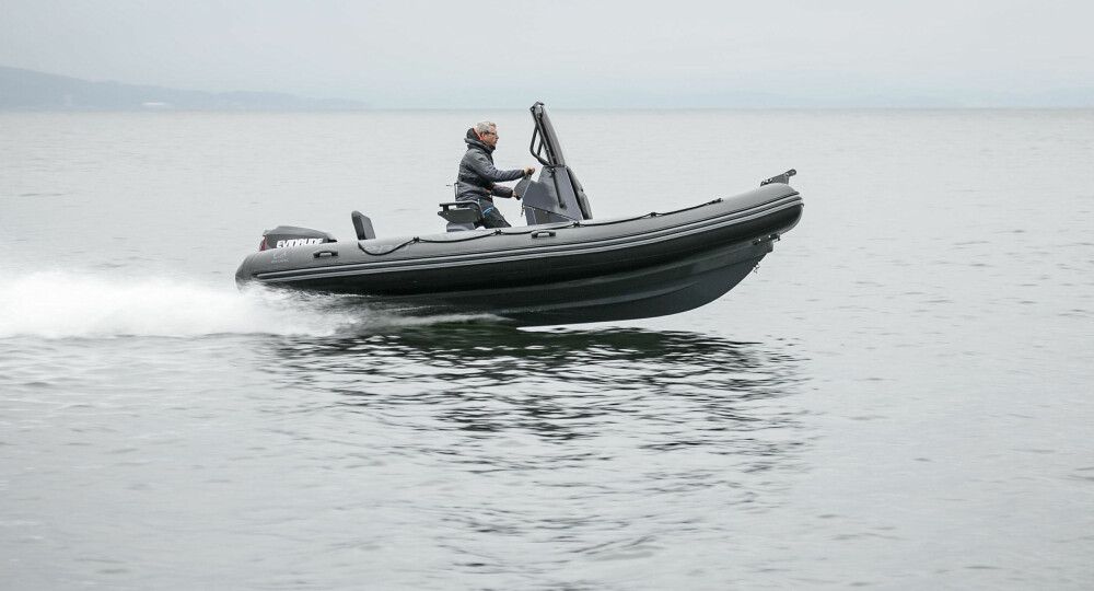 SPORTSLIG: Zodiac 5.5 Pro har fin balanse og er lettkjørt tross høyt fartspotensial. SPORTSLIG: Zodiac 5.5 Pro har fin balanse og er lettkjørt tross høyt fartspotensial.