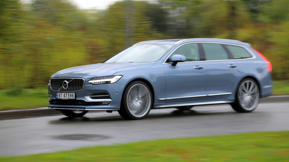 VOLVOS BESTE LADBARE HYBRID: Volvo V90 T8 AWD setter med 407 hk D5 AWD med 235 hk grundig på plass. D5 er imidlertid best på forbruk, med 0,58 mot 0,68 liter. Avgiftssystemet vårt gjør at T8 er 24.000 kroner rimeligere. VOLVOS BESTE LADBARE HYBRID: Volvo V90 T8 AWD setter med 407 hk D5 AWD med 235 hk grundig på plass. D5 er imidlertid best på forbruk, med 0,58 mot 0,68 liter. Avgiftssystemet vårt gjør at T8 er 24.000 kroner rimeligere.