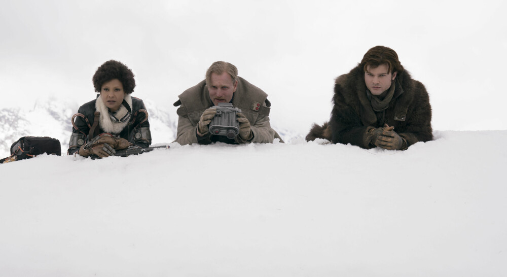 FARLIG TRIO: Thandie Newton, Woody Harrelson og Alden Ehrenreich dukker alle opp som lovløse i «Solo: A Star Wars Story». FARLIG TRIO: Thandie Newton, Woody Harrelson og Alden Ehrenreich dukker alle opp som lovløse i «Solo: A Star Wars Story».