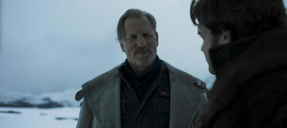 KOSER SEG: Woody Harrelson spiller den lovløse veteranen Tobias Beckett i den nye filmen «Solo: A Star Wars Story». Akkurat det ser han ut til å kose seg med. KOSER SEG: Woody Harrelson spiller den lovløse veteranen Tobias Beckett i den nye filmen «Solo: A Star Wars Story». Akkurat det ser han ut til å kose seg med.