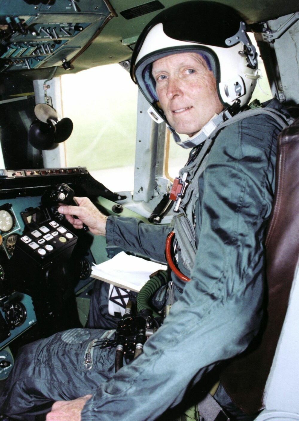 I COCKPIT: Ett Tupolev TU-144 ble leid inn av NASA som flygende laboratorium. Her ser vi forskningspilot Gordon Fullerton bak spakene. I COCKPIT: Ett Tupolev TU-144 ble leid inn av NASA som flygende laboratorium. Her ser vi forskningspilot Gordon Fullerton bak spakene.