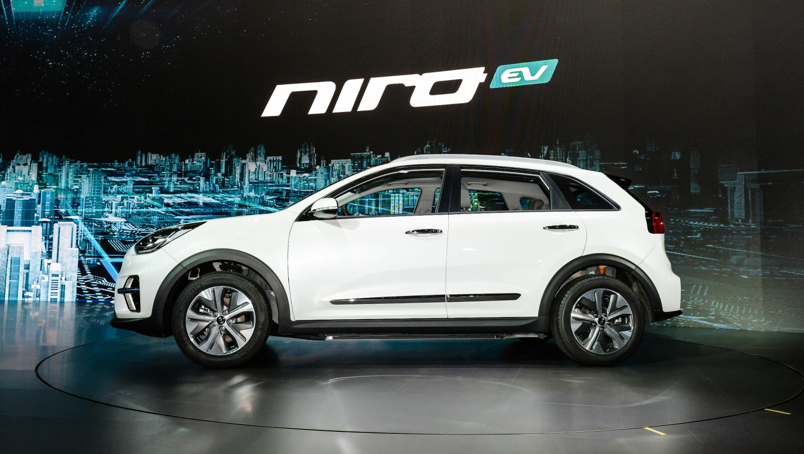 Slik ser produksjonsmodellen av Kia Niro Electric ut. Slik ser produksjonsmodellen av Kia Niro Electric ut.