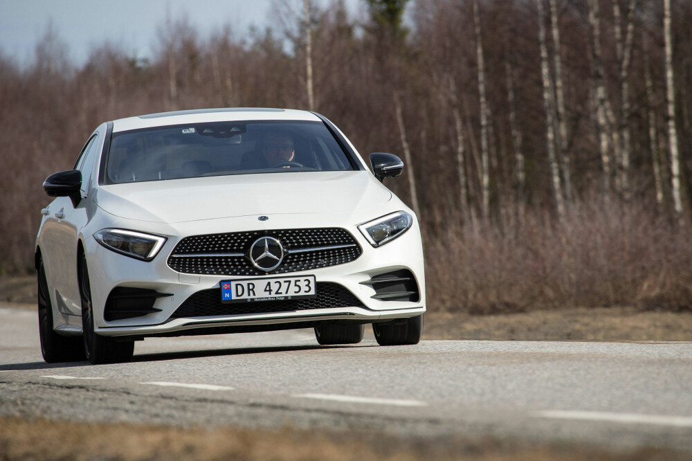 FULLTERFFER: Med Mercedes-Benz CLS 450 4Matic snakker vi luksusbil som treffer på alle punkter. Rask når det trengs, og så myk når det passer best! FULLTERFFER: Med Mercedes-Benz CLS 450 4Matic snakker vi luksusbil som treffer på alle punkter. Rask når det trengs, og så myk når det passer best!