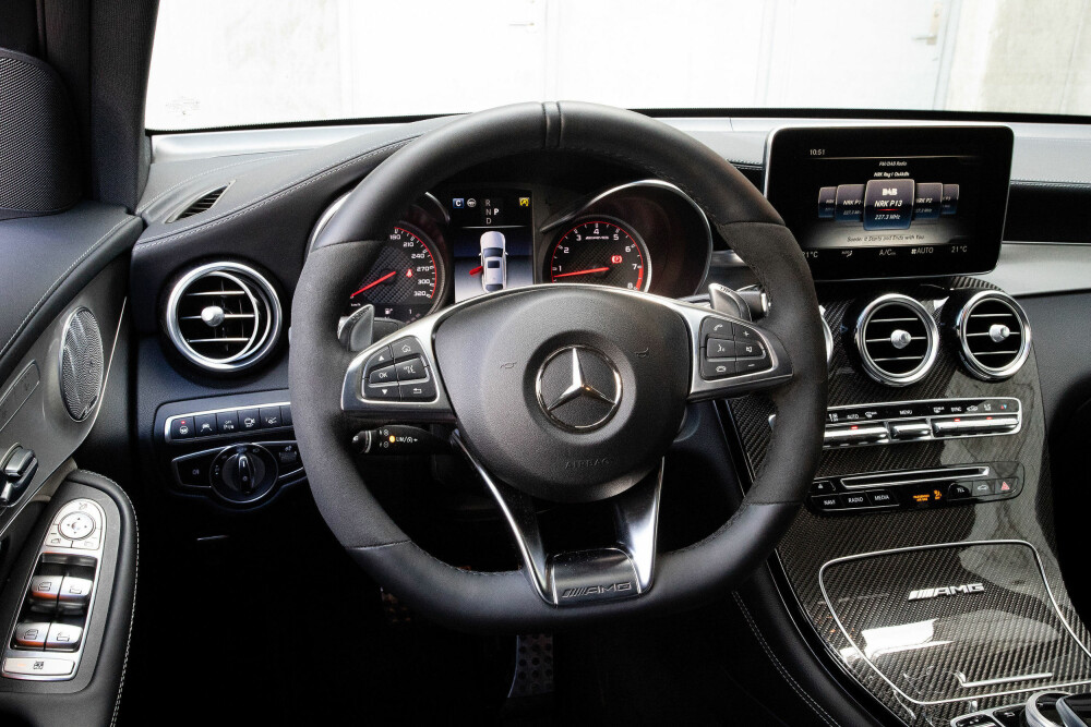 KARBON: AMG-gutta synes at det skal være karbonfiberpynt flest mulig steder. Dashbord og skjerm virker litt gårsdagens sammenlignet med ferskere Mercedes-modeller. KARBON: AMG-gutta synes at det skal være karbonfiberpynt flest mulig steder. Dashbord og skjerm virker litt gårsdagens sammenlignet med ferskere Mercedes-modeller.