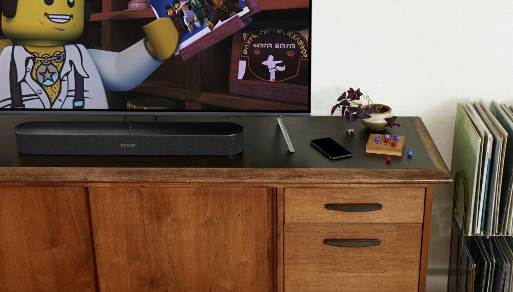 <b>USYNLIG: </b>Med riktig TV og riktige farger, så blir Sonos Beam nesten usynlig. <b>USYNLIG: </b>Med riktig TV og riktige farger, så blir Sonos Beam nesten usynlig.