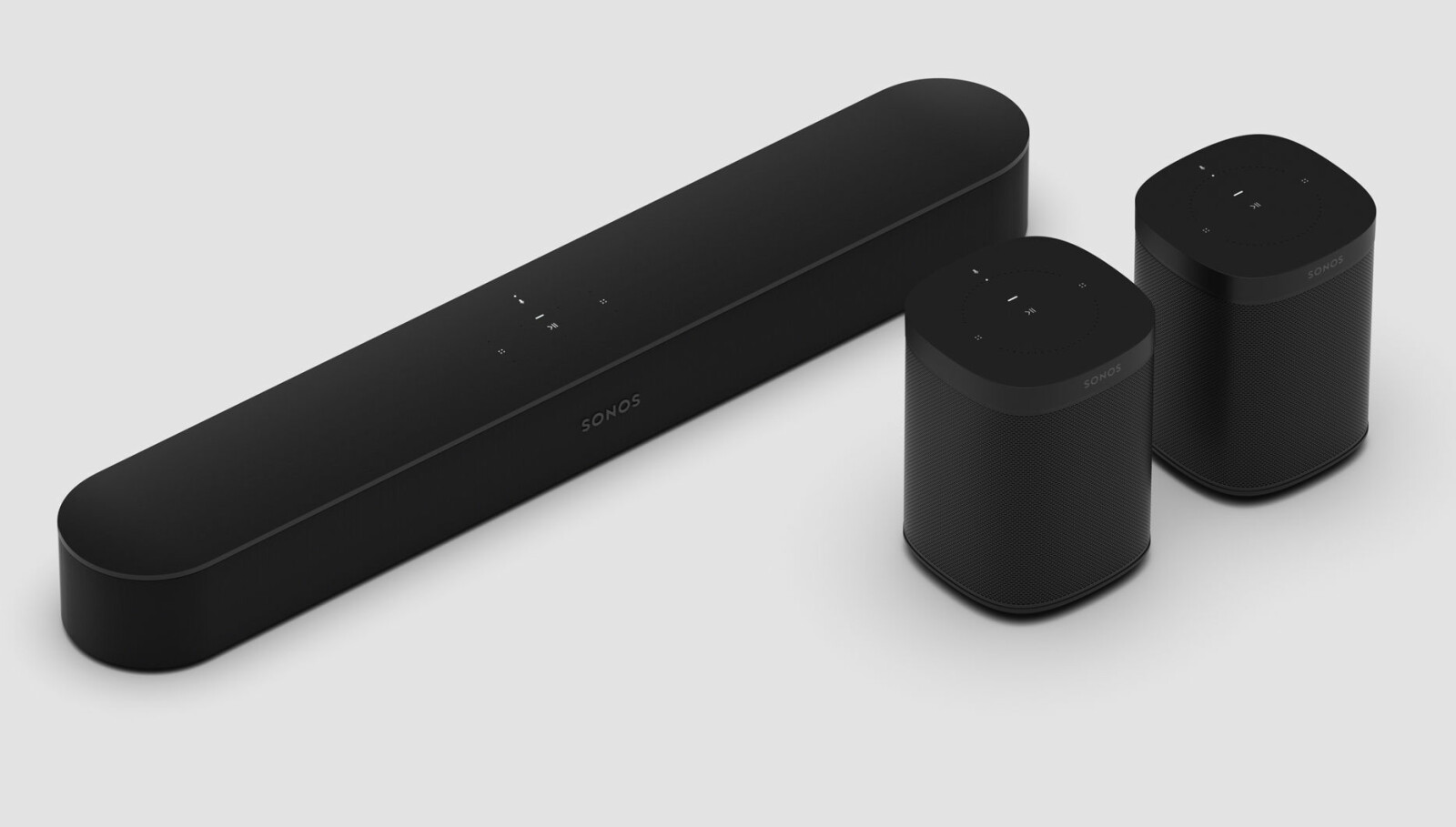 <b>SURROUND:</b> To Play One eller to Play:1 kan settes opp som bakhøyttalere til Sonos Beam. Med en Sonos SUB skal dette gi et 5.1-oppsett. <b>SURROUND:</b> To Play One eller to Play:1 kan settes opp som bakhøyttalere til Sonos Beam. Med en Sonos SUB skal dette gi et 5.1-oppsett.