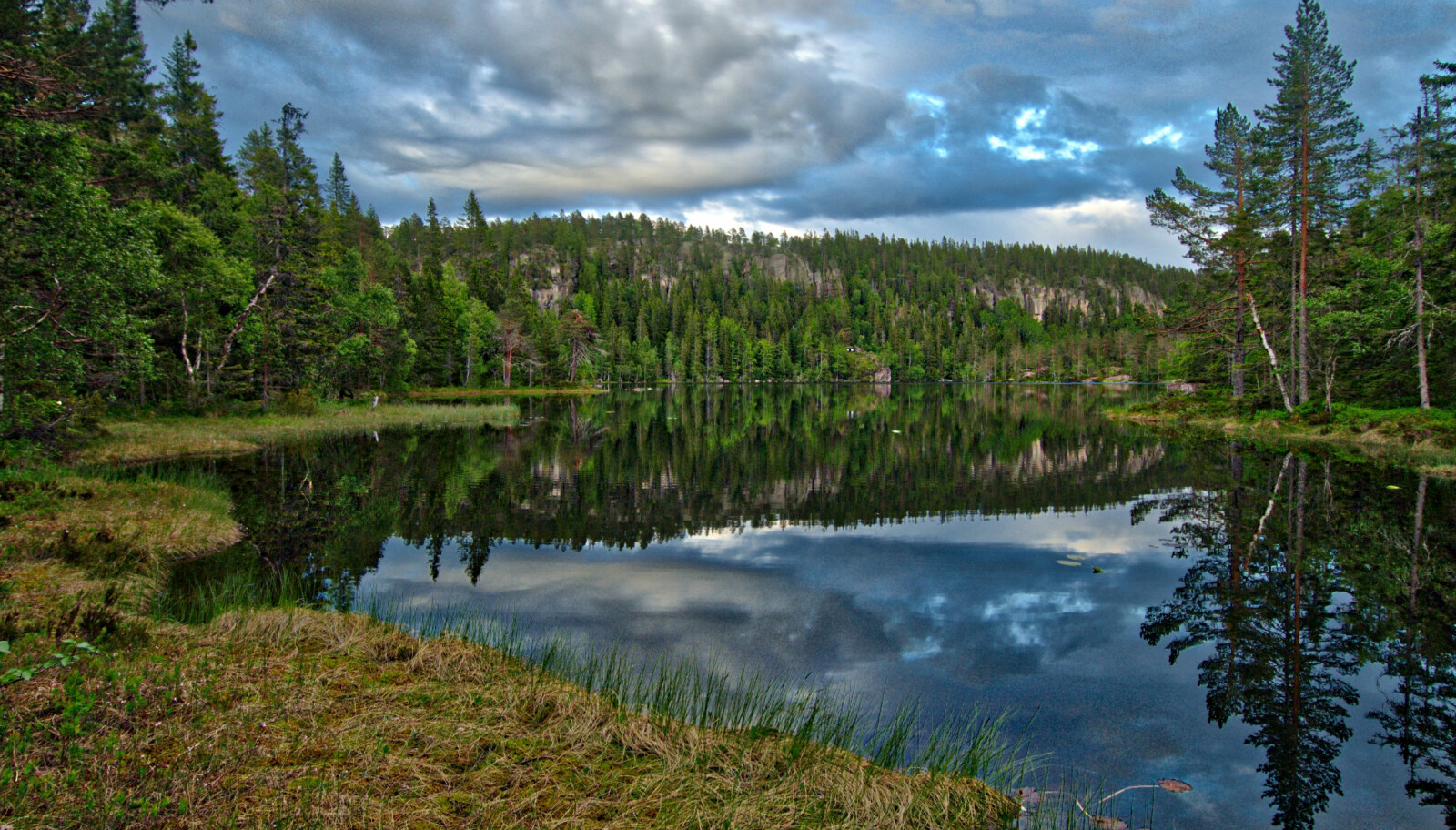 JAKOBSTIGEN: Tverråsen med Tverråstjernet i forgrunnen. JAKOBSTIGEN: Tverråsen med Tverråstjernet i forgrunnen.