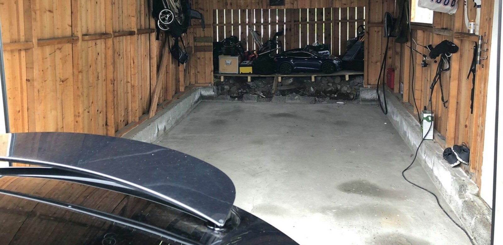 <b>STOR BIL, LITEN GARASJE: </b>Tesla Model X er ingen liten bil. Og da kan det bli en utfordring å få bilen inn i garasjen. Da blir det av og til nødvendig å ta noen utradisjonelle grep. <b>STOR BIL, LITEN GARASJE: </b>Tesla Model X er ingen liten bil. Og da kan det bli en utfordring å få bilen inn i garasjen. Da blir det av og til nødvendig å ta noen utradisjonelle grep.