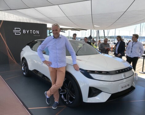 Bilekspert Benny Christensen foran elbilen Byton på Norgesbeøk. Bilekspert Benny Christensen foran elbilen Byton på Norgesbeøk.