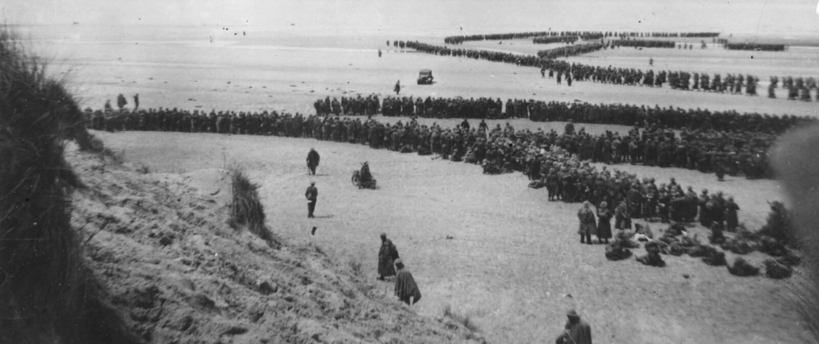 <b>SLAGET OM DUNKIRK: </b>Tusenvis av soldater står i kø for å bli evakuert fra Dunkirk i mai 1940. Av de 250.000 britiske soldatene som ble omringet i Dunkirk etter erobringen av Belgia, ble 30.000 drept. Det kunne ha endt mye verre. <b>SLAGET OM DUNKIRK: </b>Tusenvis av soldater står i kø for å bli evakuert fra Dunkirk i mai 1940. Av de 250.000 britiske soldatene som ble omringet i Dunkirk etter erobringen av Belgia, ble 30.000 drept. Det kunne ha endt mye verre.