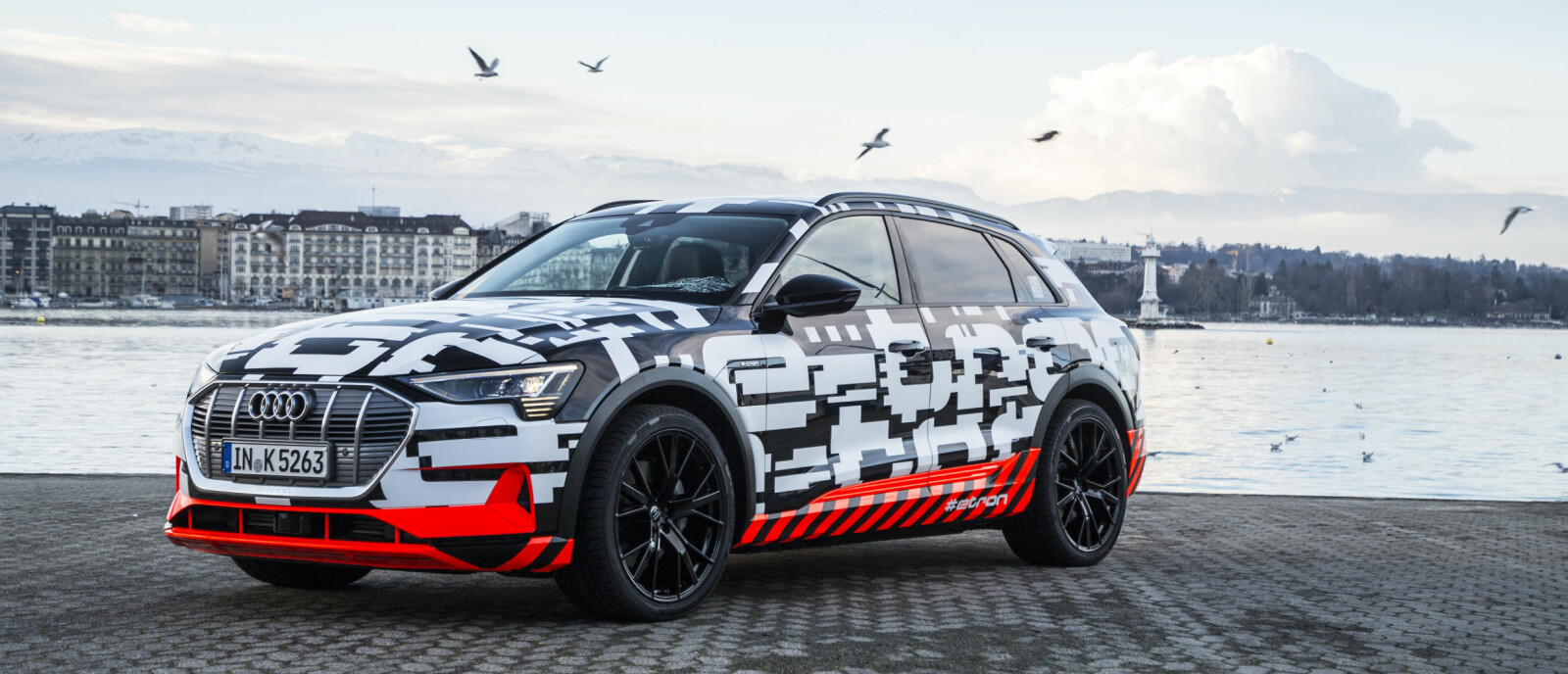 <b>AUDI E-TRON: </b>Slik ser konseptbilen av Audis elbil e-Tron Quattro ut. Produksjonsmodellen er ikke avduket ennå, men Audi indikerer en pris på 80.000 euro i Tyskland - 10.000 euro under Tesla Model X. <b>AUDI E-TRON: </b>Slik ser konseptbilen av Audis elbil e-Tron Quattro ut. Produksjonsmodellen er ikke avduket ennå, men Audi indikerer en pris på 80.000 euro i Tyskland - 10.000 euro under Tesla Model X.