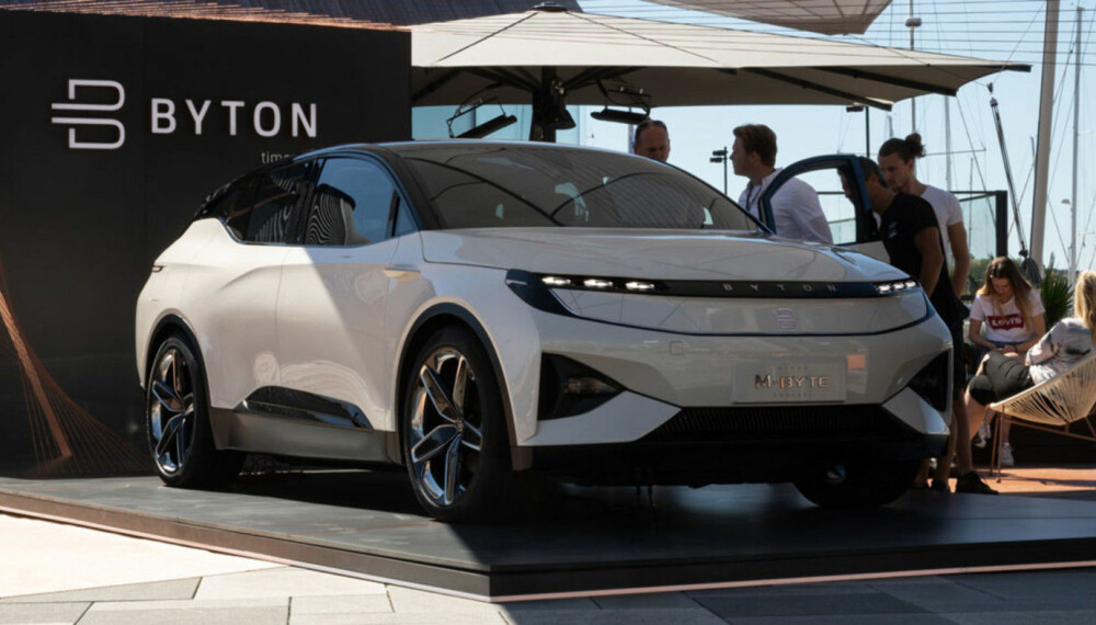 Bilen vakte stor interesse og det var formelig kø for å ta den nærmere i øyesyn. Bilen vakte stor interesse og det var formelig kø for å ta den nærmere i øyesyn.