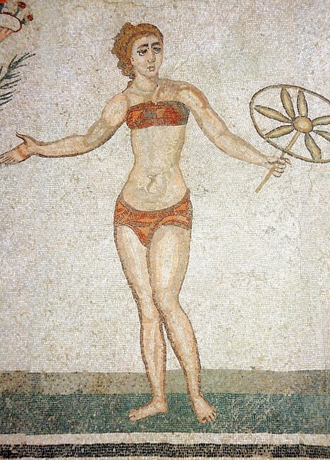 <b>BIKINI I ROMA:</b> Basert på bevis fra romersk mosaikk og veggmalerier, har historikere lenge trodd at drakten var populær blant oldtidens romerske kvinner. <b>BIKINI I ROMA:</b> Basert på bevis fra romersk mosaikk og veggmalerier, har historikere lenge trodd at drakten var populær blant oldtidens romerske kvinner.