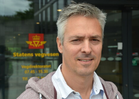 <b>ADVARER MOT ULOVLIGE BILVERKSTED:</b> Seniorrådgiver Geir Mjøsund i Krimseksjonen i Statens vegvesen advarer på det sterkeste mot å bruke ulovlige verksteder: – Det kan bli veldig dyrt, fastslår han. <b>ADVARER MOT ULOVLIGE BILVERKSTED:</b> Seniorrådgiver Geir Mjøsund i Krimseksjonen i Statens vegvesen advarer på det sterkeste mot å bruke ulovlige verksteder: – Det kan bli veldig dyrt, fastslår han.